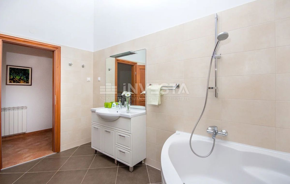 Hrvaška, Istra, okolica Vodnjana, lepo urejena vila z bazenom in garažo, 3 spalnice