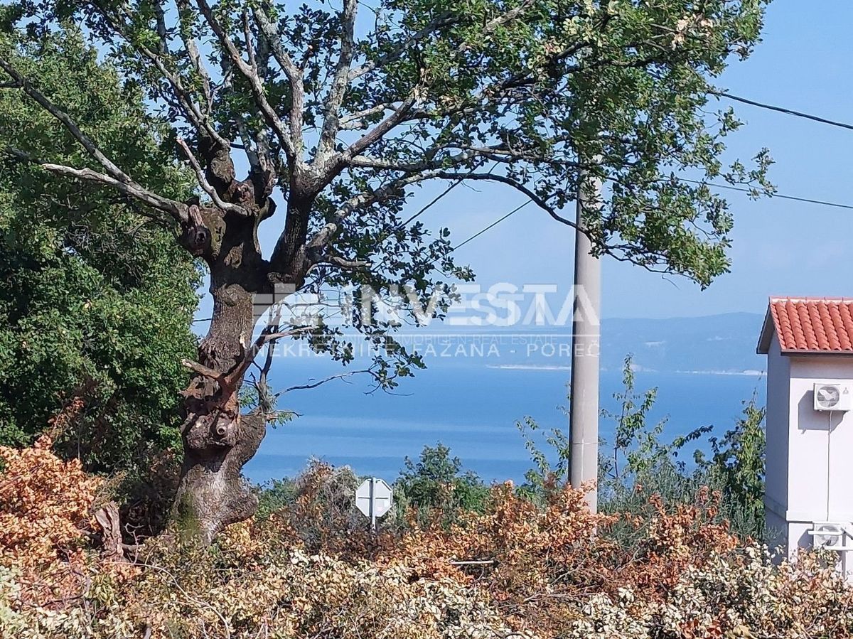 Okolica Labina, gradbeno zemljišče 1615 m2 s pogledom na morje