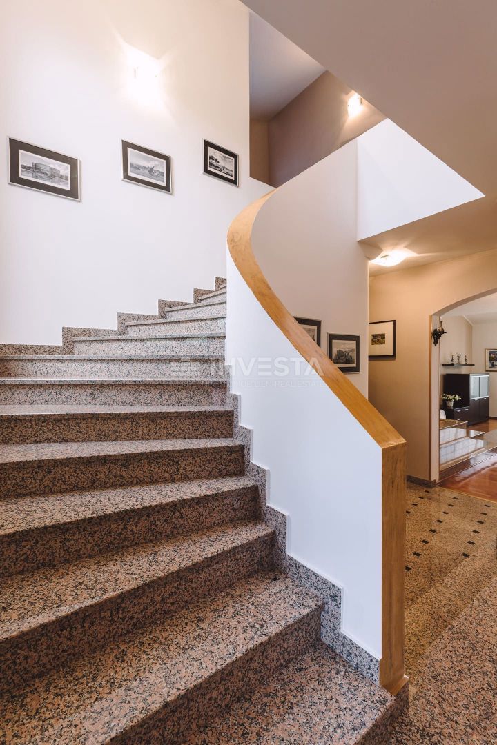 Pula, Luksuzna Družinska Hiša 347 m² s Bazenom