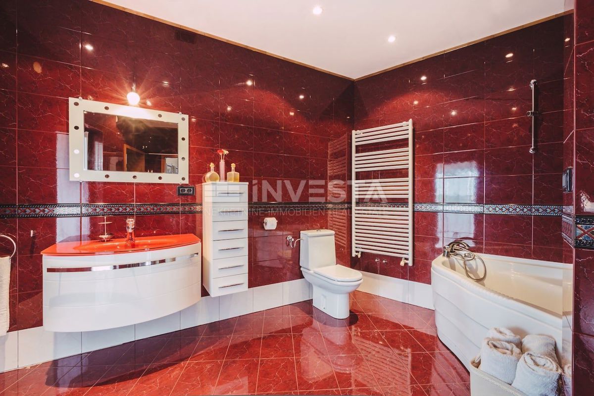 Pula, Luksuzna Družinska Hiša 347 m² s Bazenom