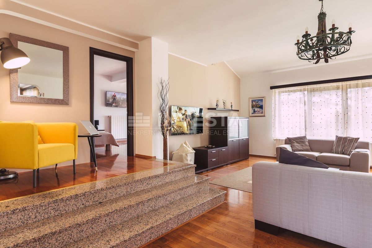 Pula, Luksuzna Družinska Hiša 347 m² s Bazenom