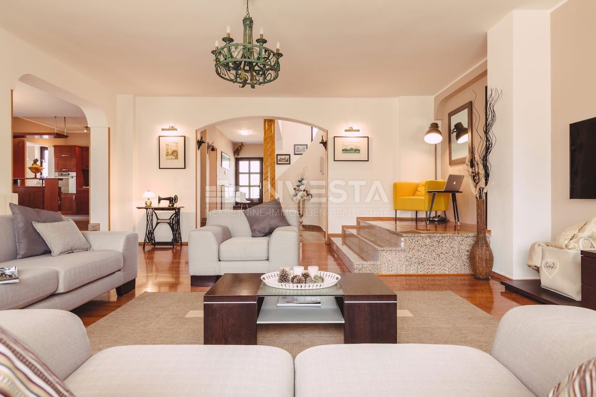 Pula, Luksuzna Družinska Hiša 347 m² s Bazenom