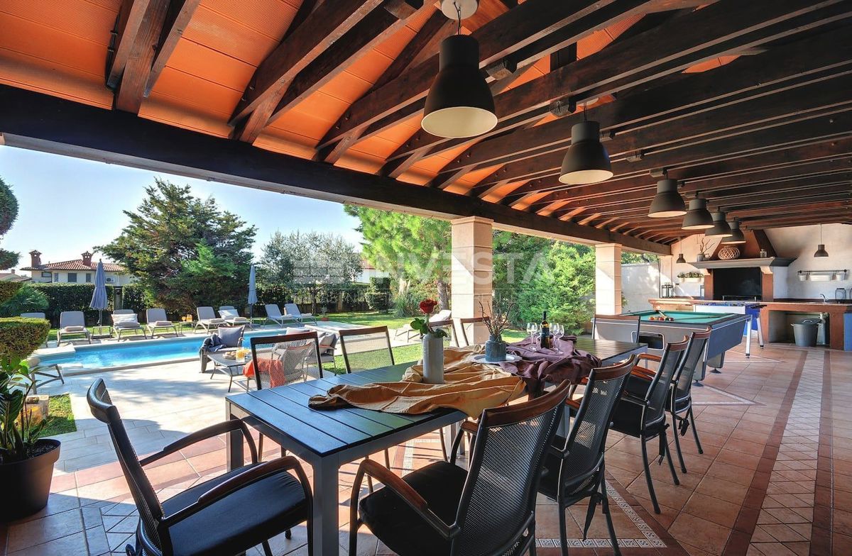 Pula, Luksuzna Družinska Hiša 347 m² s Bazenom