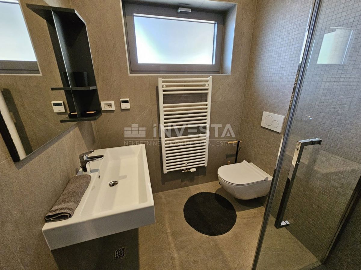 Prostoren in moden apartma s bazenom v Puli.