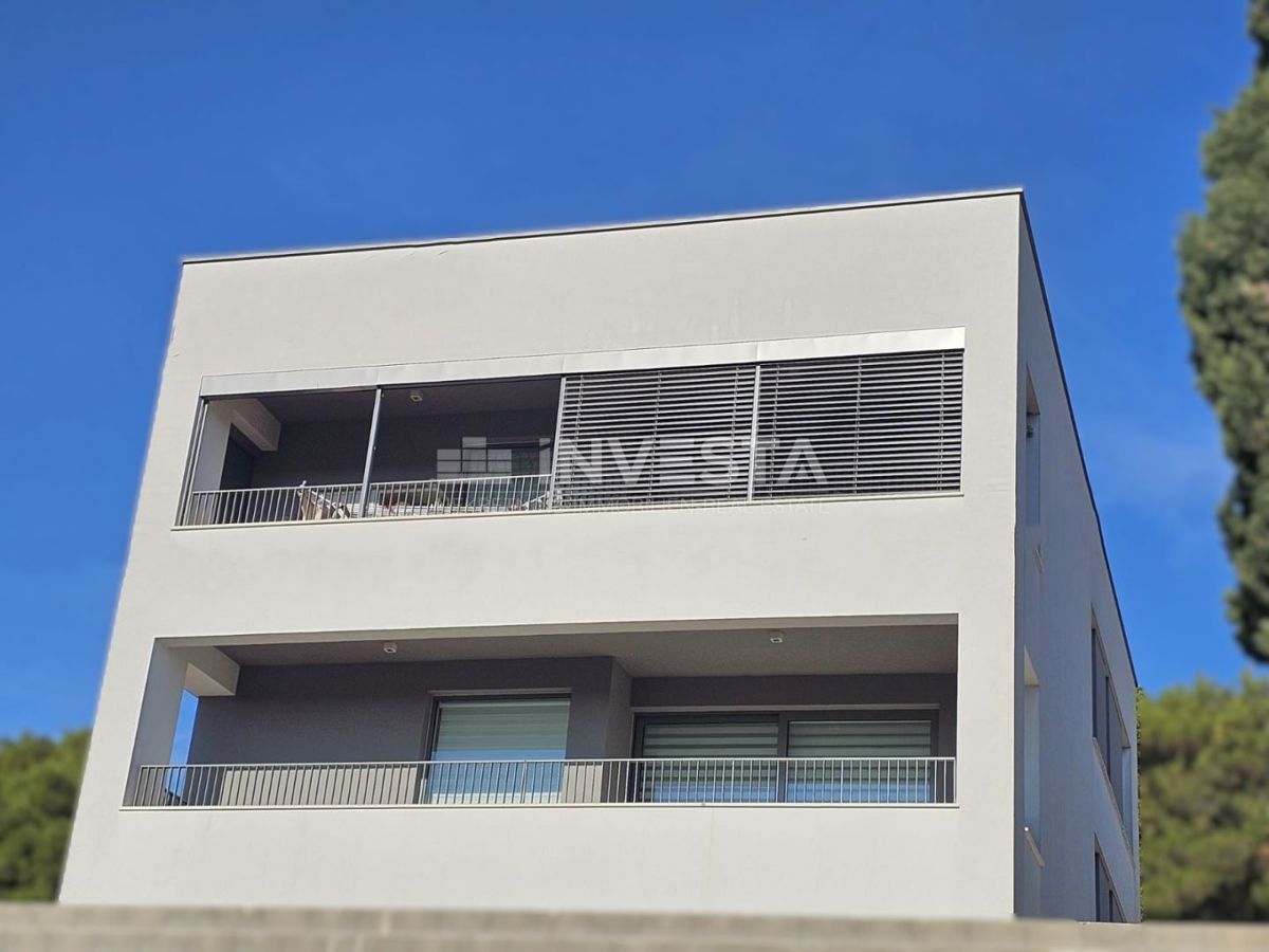 Prostoren in moden apartma s bazenom v Puli.