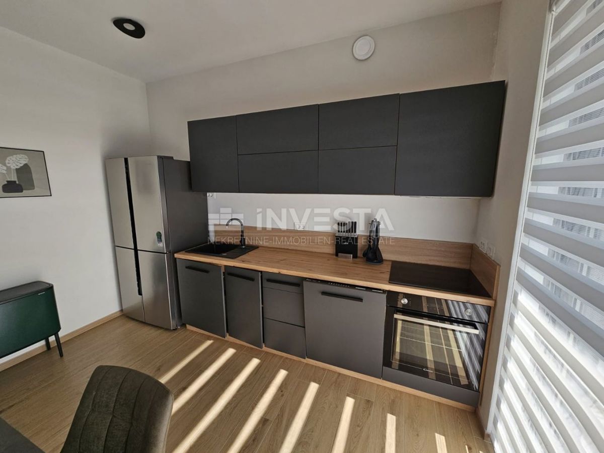 Prostoren in moden apartma s bazenom v Puli.