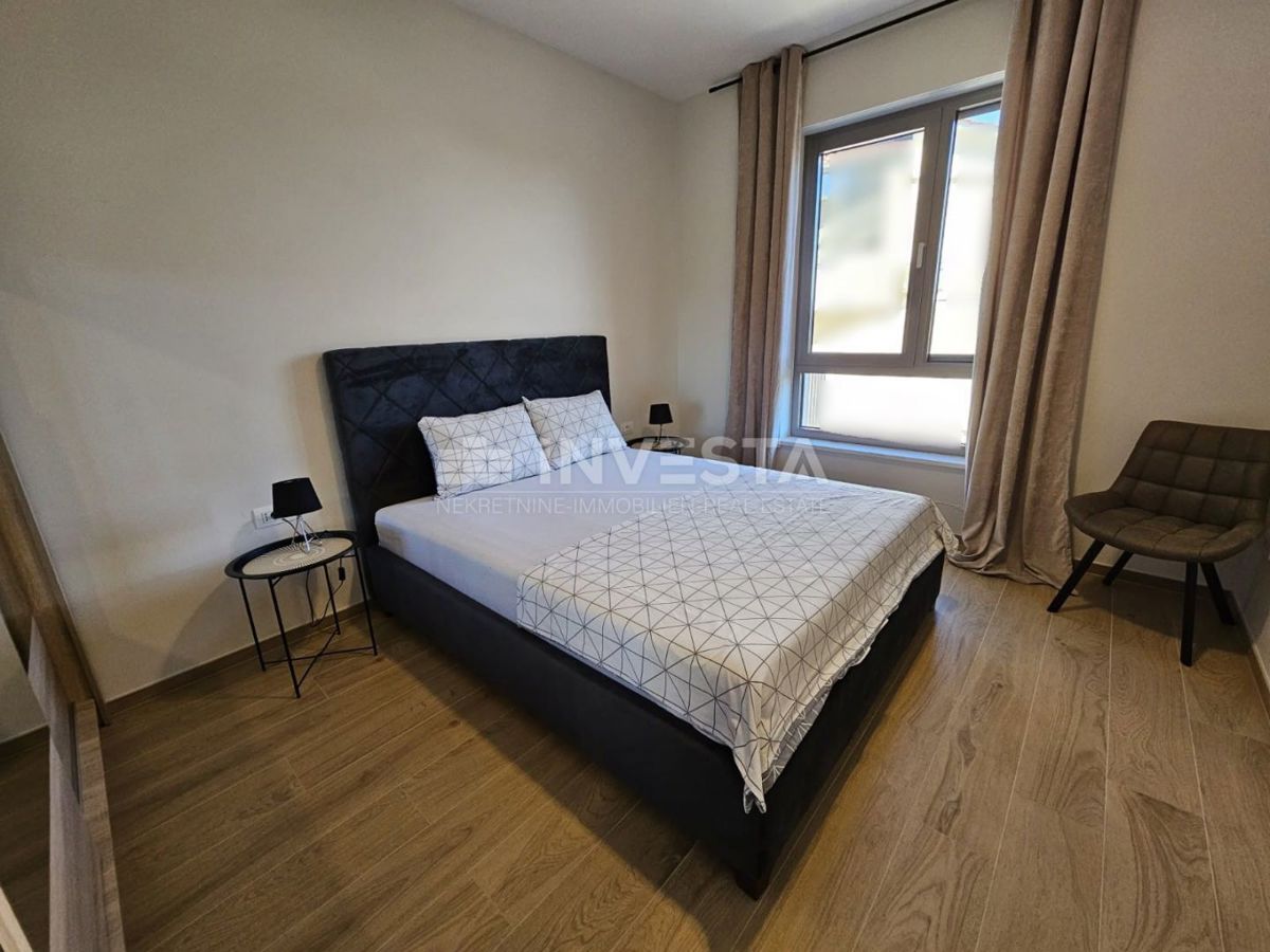 Prostoren in moden apartma s bazenom v Puli.