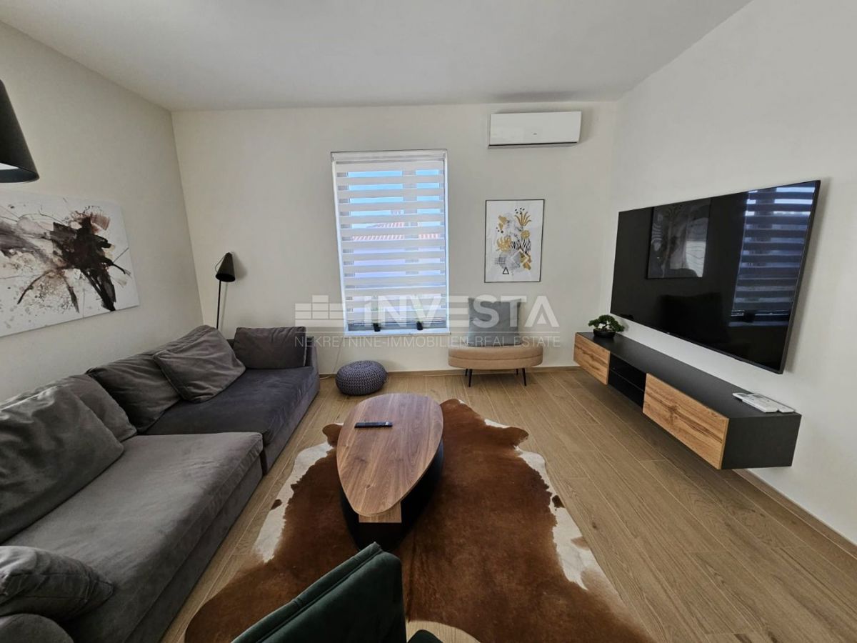 Prostoren in moden apartma s bazenom v Puli.