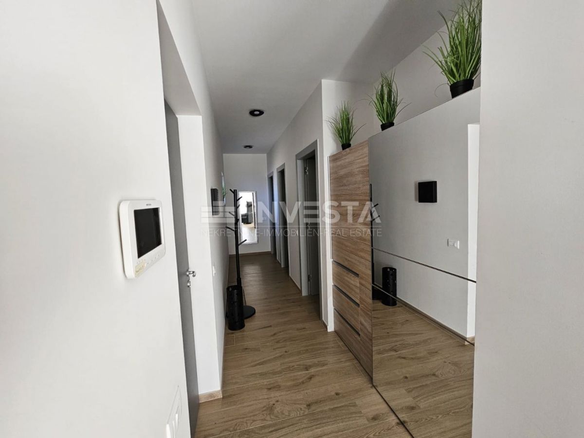 Prostoren in moden apartma s bazenom v Puli.
