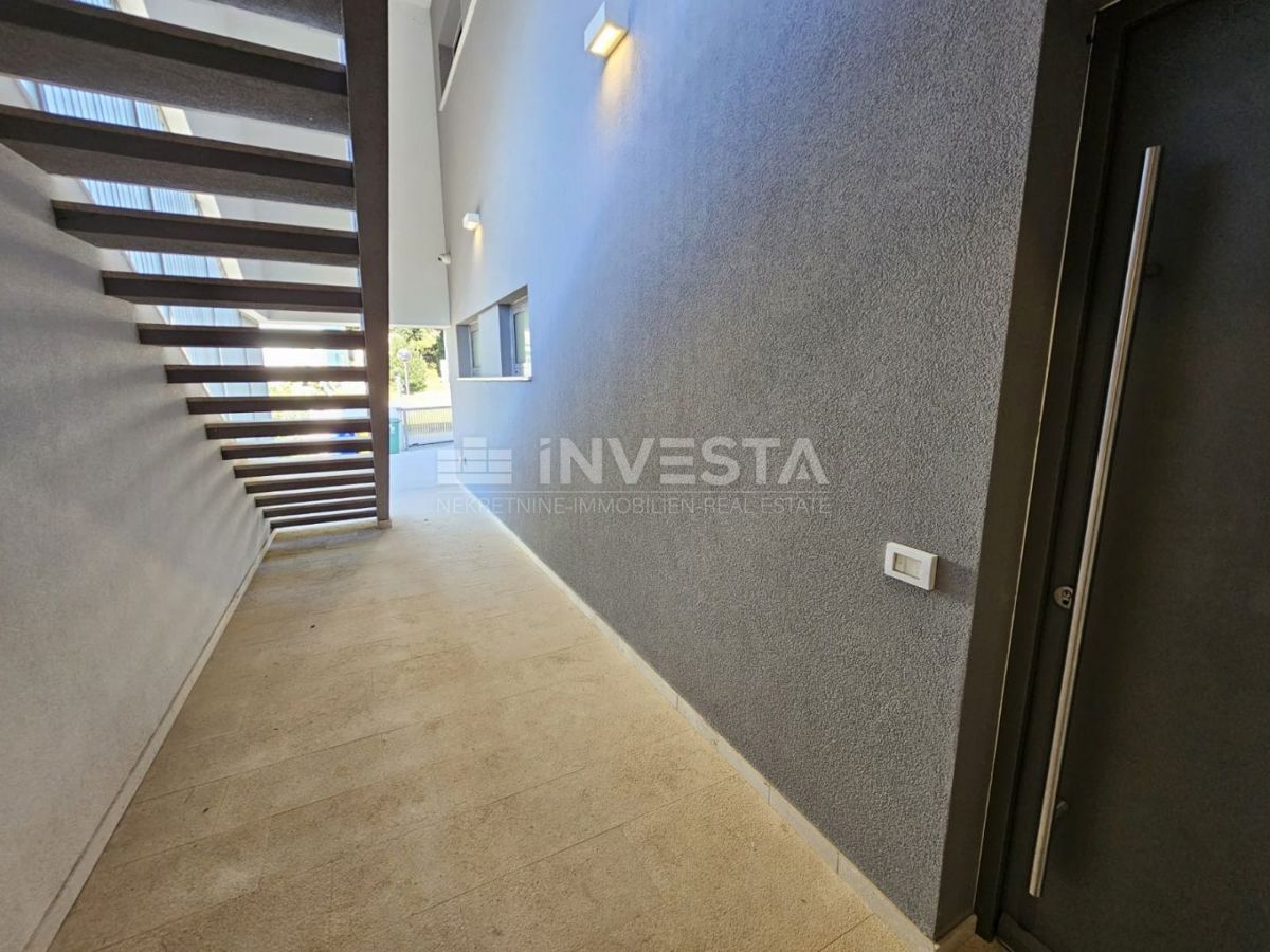 Prostoren in moden apartma s bazenom v Puli.