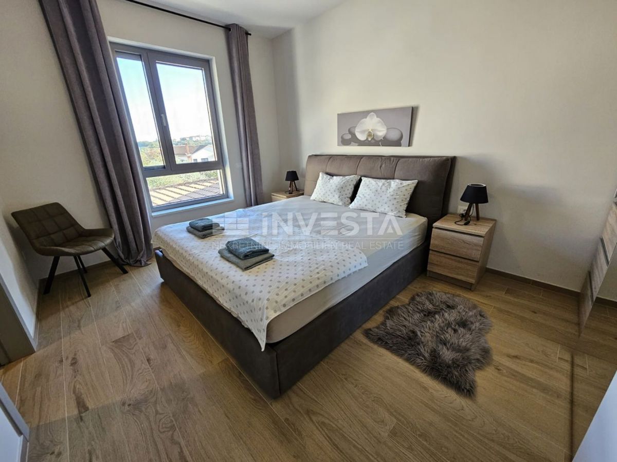 Prostoren in moden apartma s bazenom v Puli.