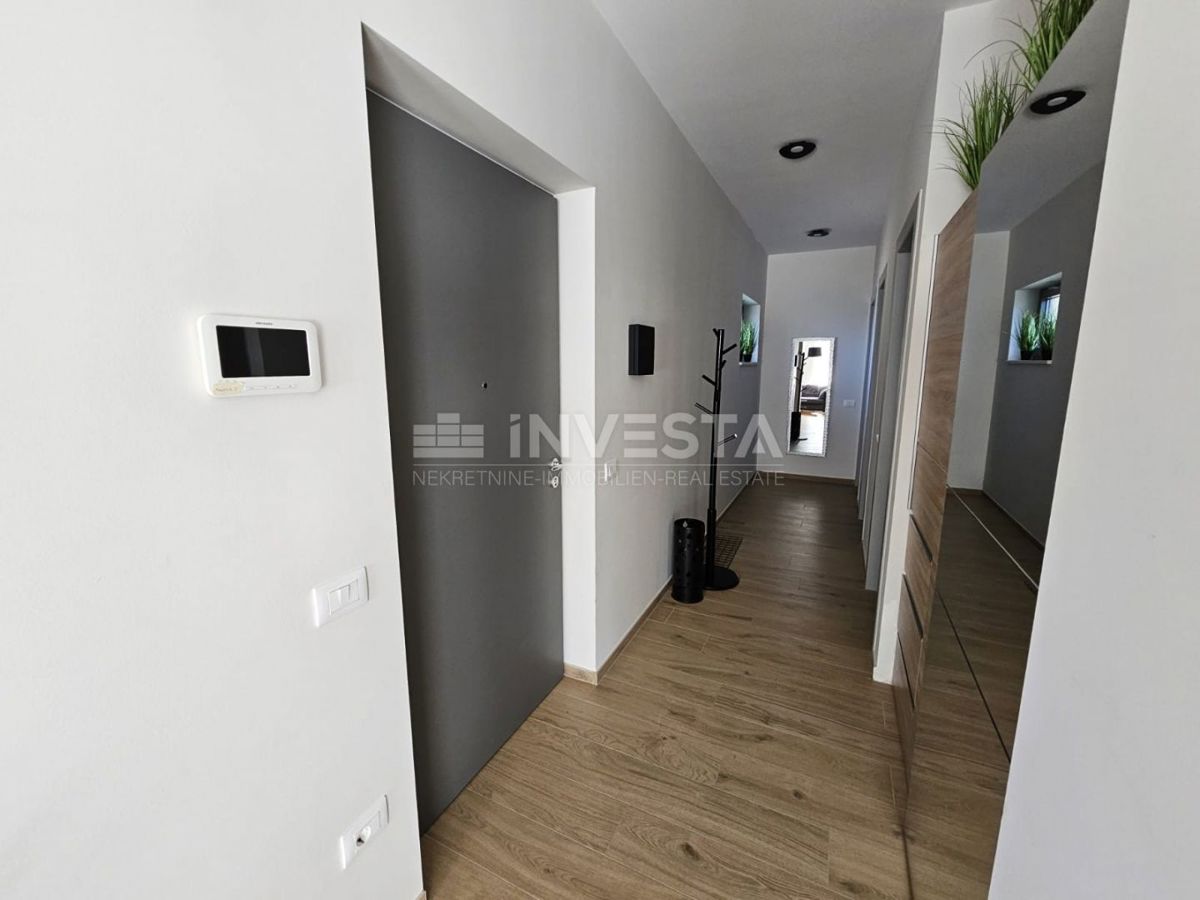 Prostoren in moden apartma s bazenom v Puli.