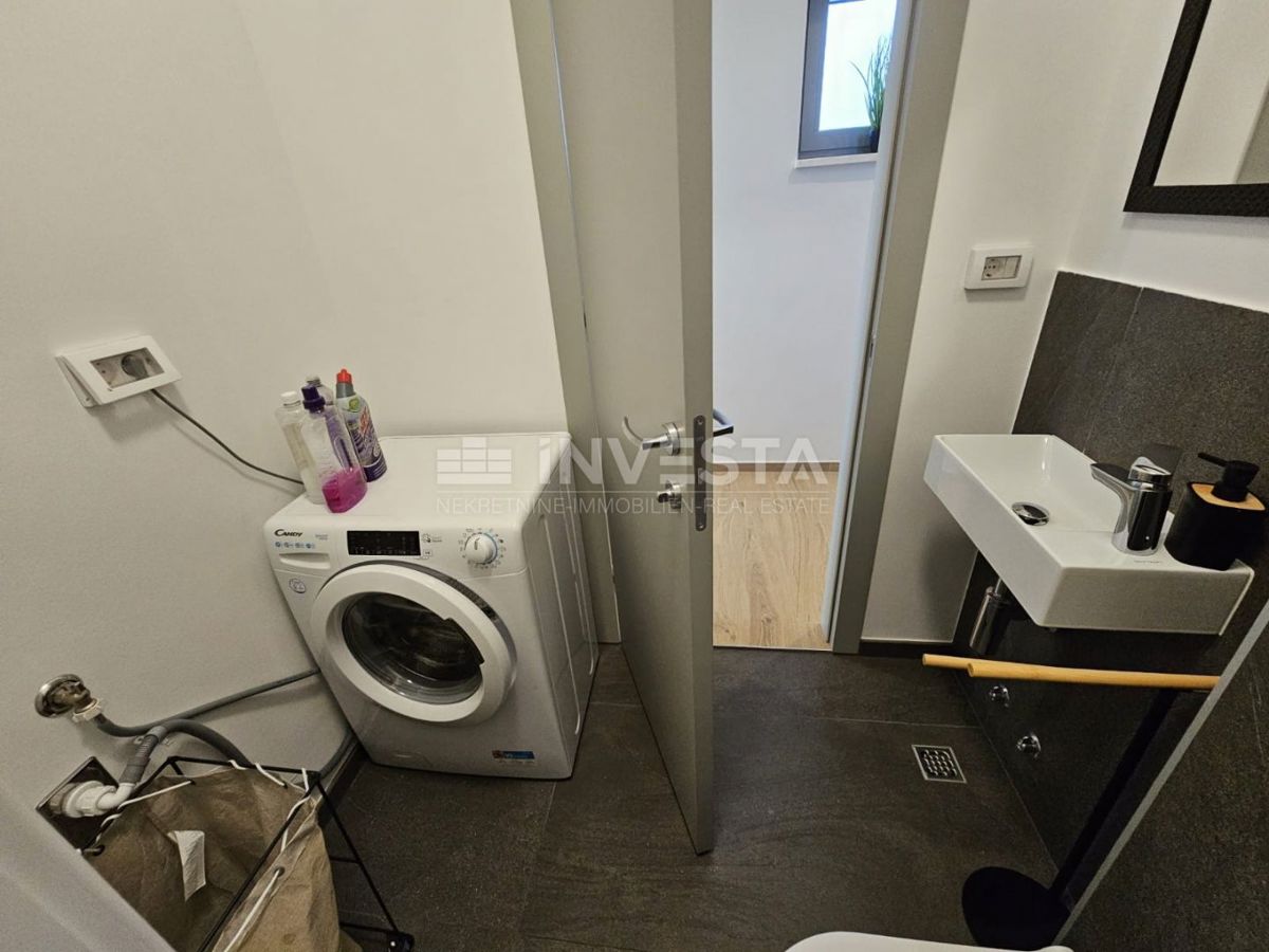 Prostoren in moden apartma s bazenom v Puli.