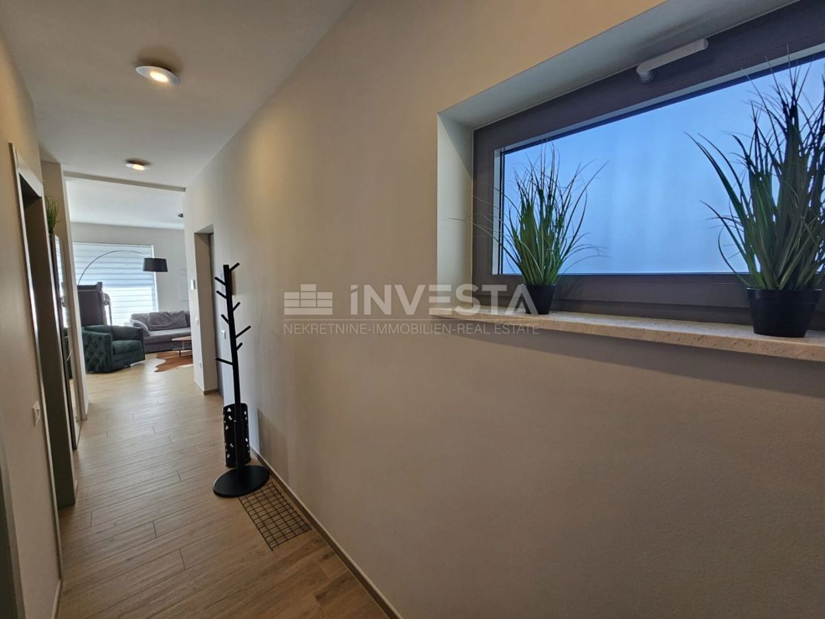 Prostoren in moden apartma s bazenom v Puli.