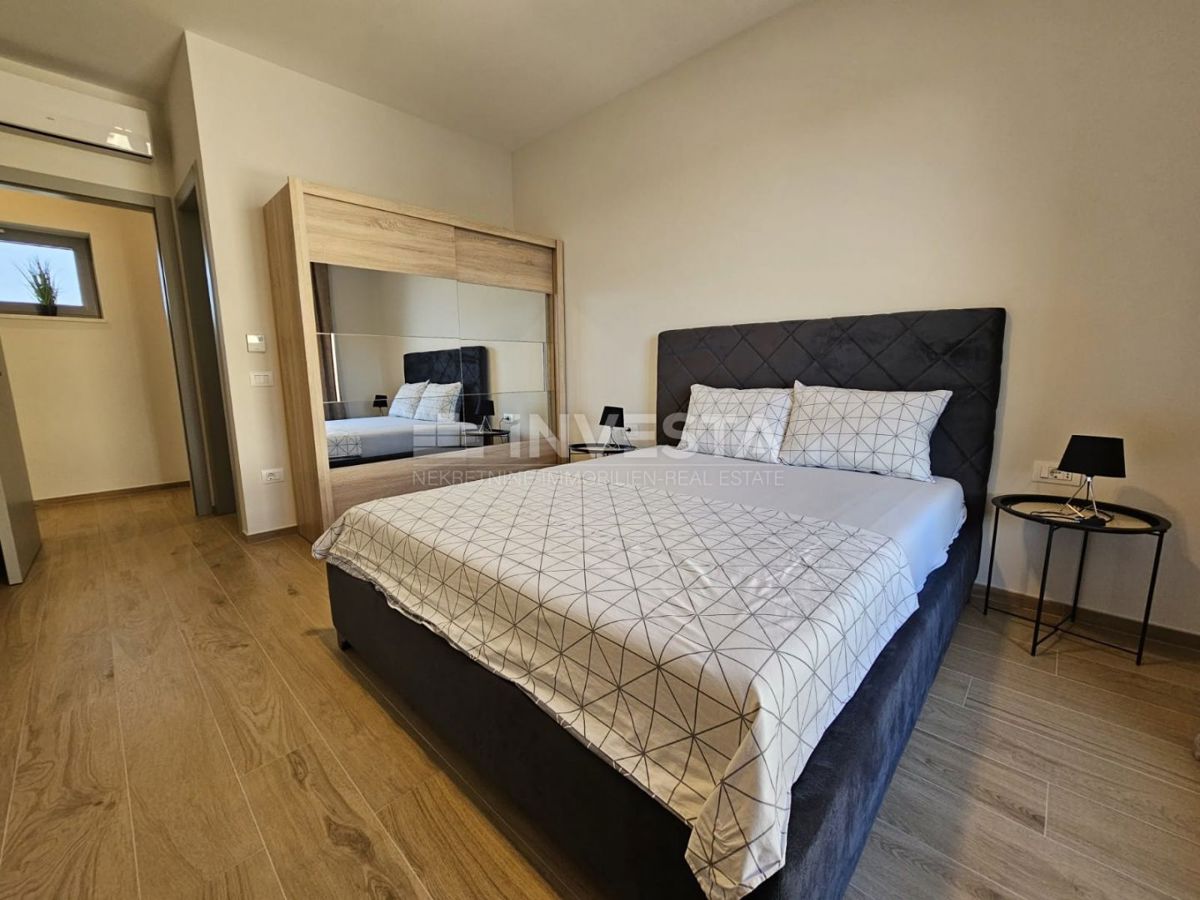 Prostoren in moden apartma s bazenom v Puli.