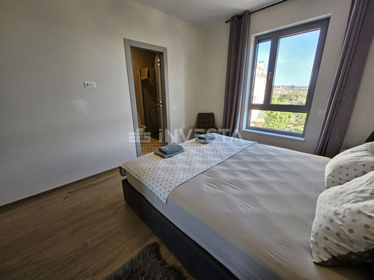 Prostoren in moden apartma s bazenom v Puli.