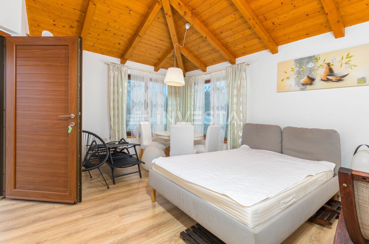 Moderna enonadstropna hiša, prostoren vrt, 5 km od plaže
