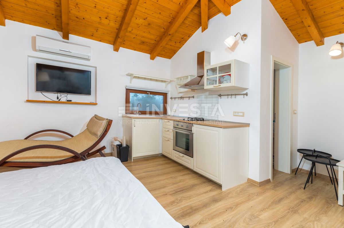 Moderna enonadstropna hiša, prostoren vrt, 5 km od plaže