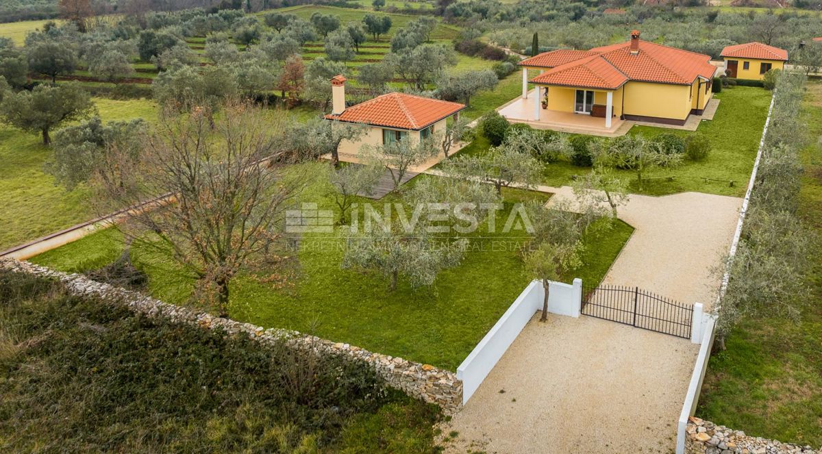 Moderna enonadstropna hiša, prostoren vrt, 5 km od plaže