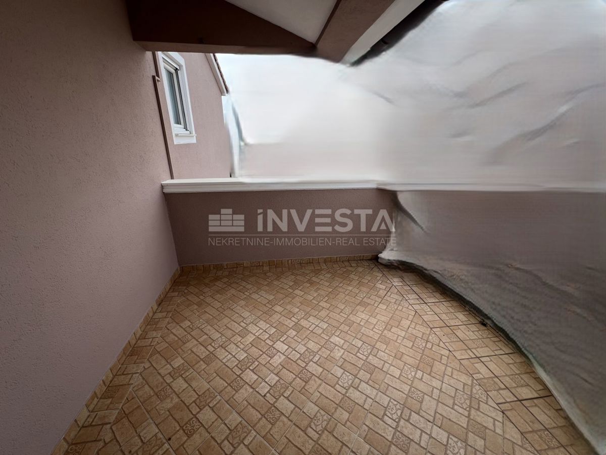 Medulin, stanovanje v novejši stavbi 100 metrov od morja