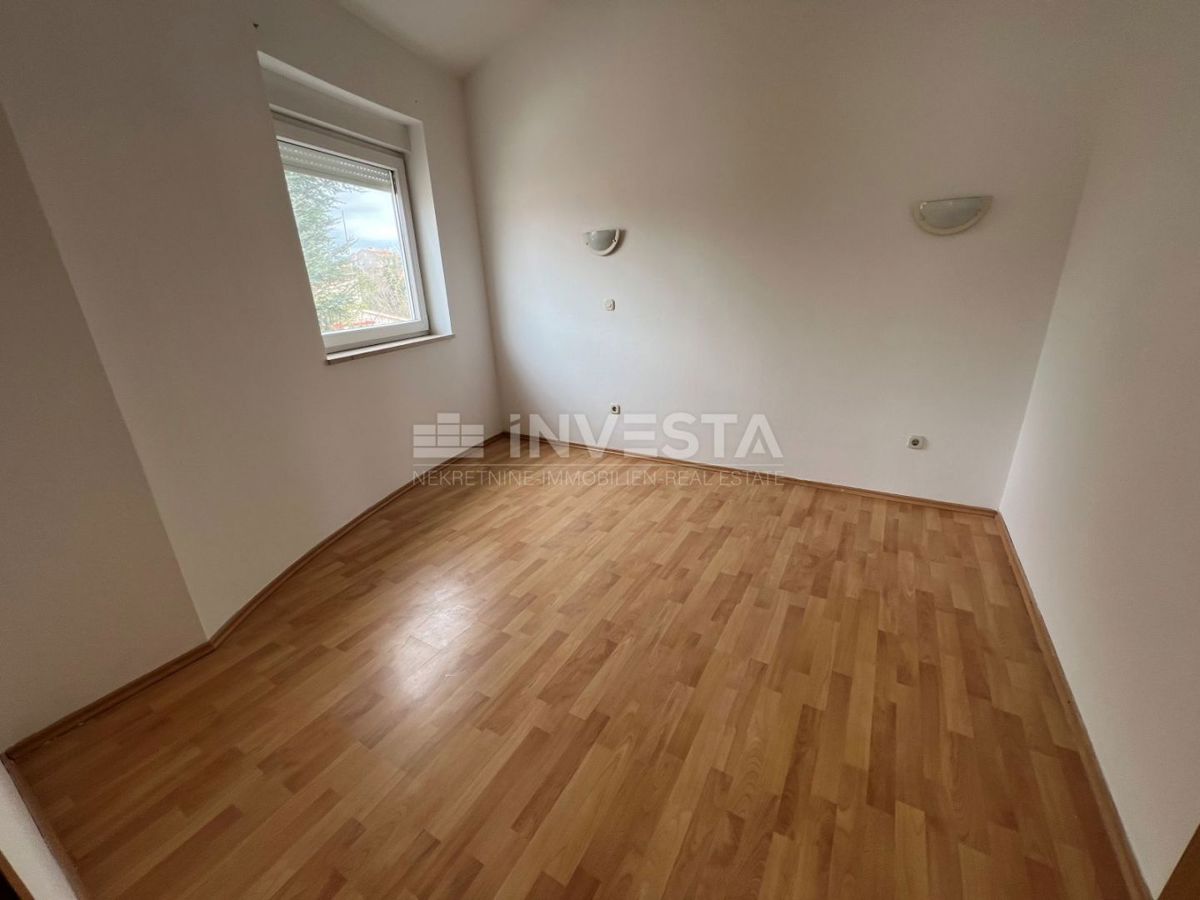 Medulin, stanovanje v novejši stavbi 100 metrov od morja