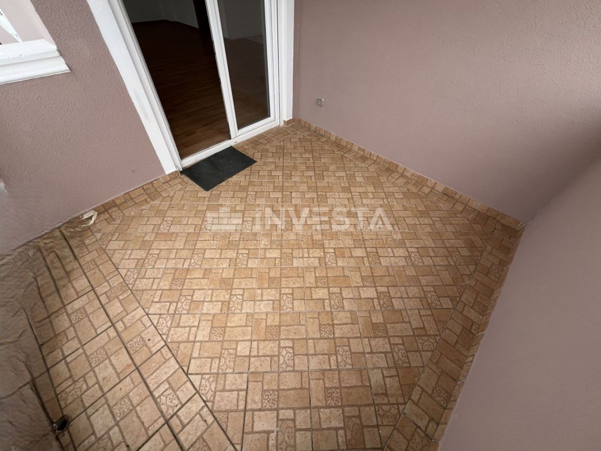 Medulin, stanovanje v novejši stavbi 100 metrov od morja