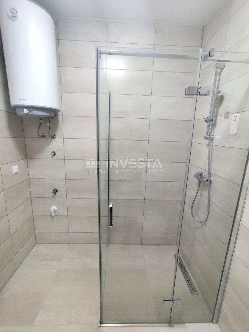 Apartma v pritličju, dve spalnici, blizu morja.