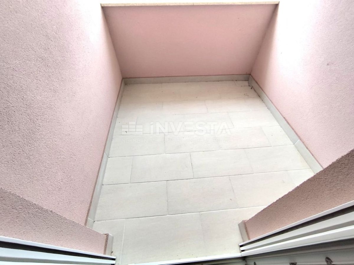 Apartma v pritličju, dve spalnici, blizu morja.