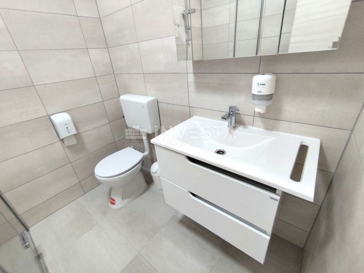 Apartma v pritličju, dve spalnici, blizu morja.