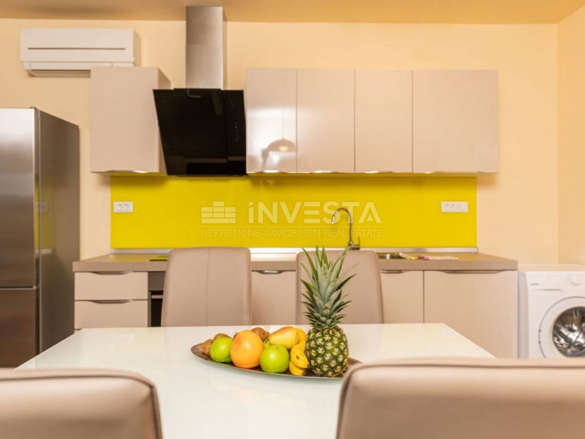 Moderen apartma v prvem nadstropju, le 200 m od morja
