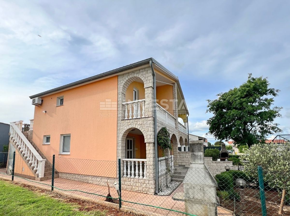 Pula, Štinjan, hiša z 2 apartmajema in vrtom, 1 km od morja