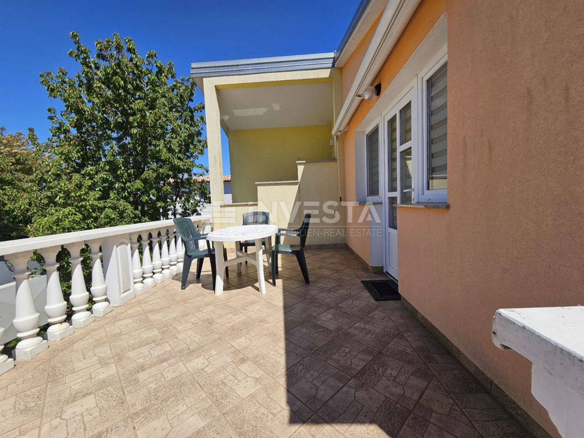 Pula, Štinjan, hiša z 2 apartmajema in vrtom, 1 km od morja