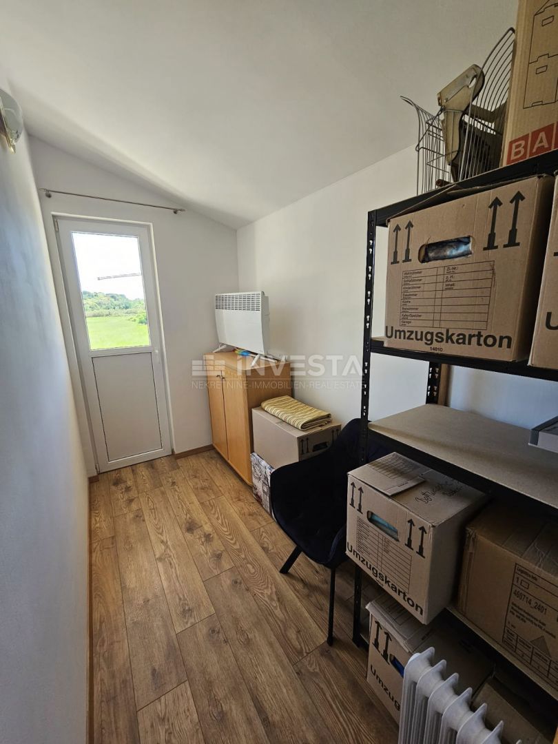 Pula, Štinjan, hiša z 2 apartmajema in vrtom, 1 km od morja