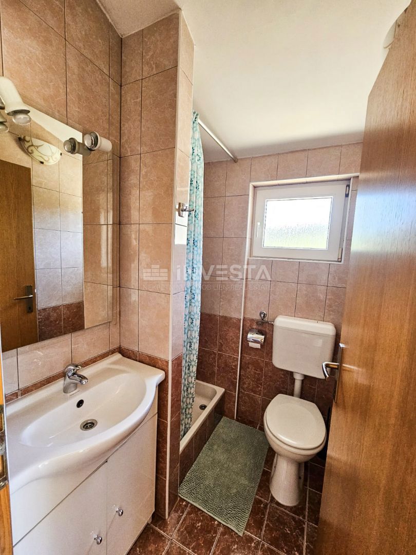 Pula, Štinjan, hiša z 2 apartmajema in vrtom, 1 km od morja