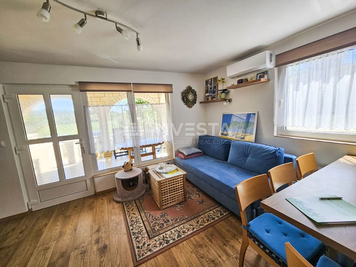 Pula, Štinjan, hiša z 2 apartmajema in vrtom, 1 km od morja