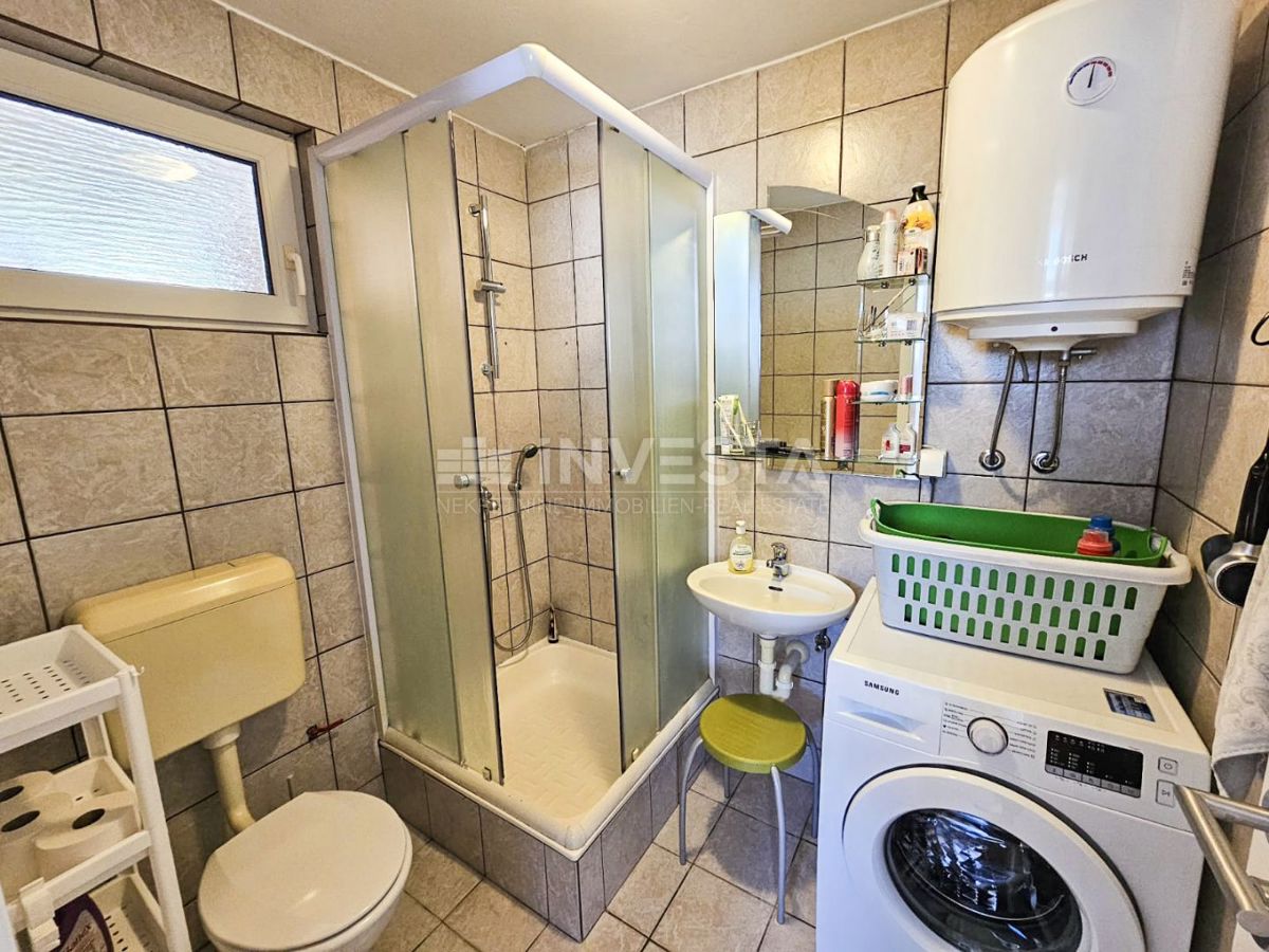 Pula, Štinjan, hiša z 2 apartmajema in vrtom, 1 km od morja
