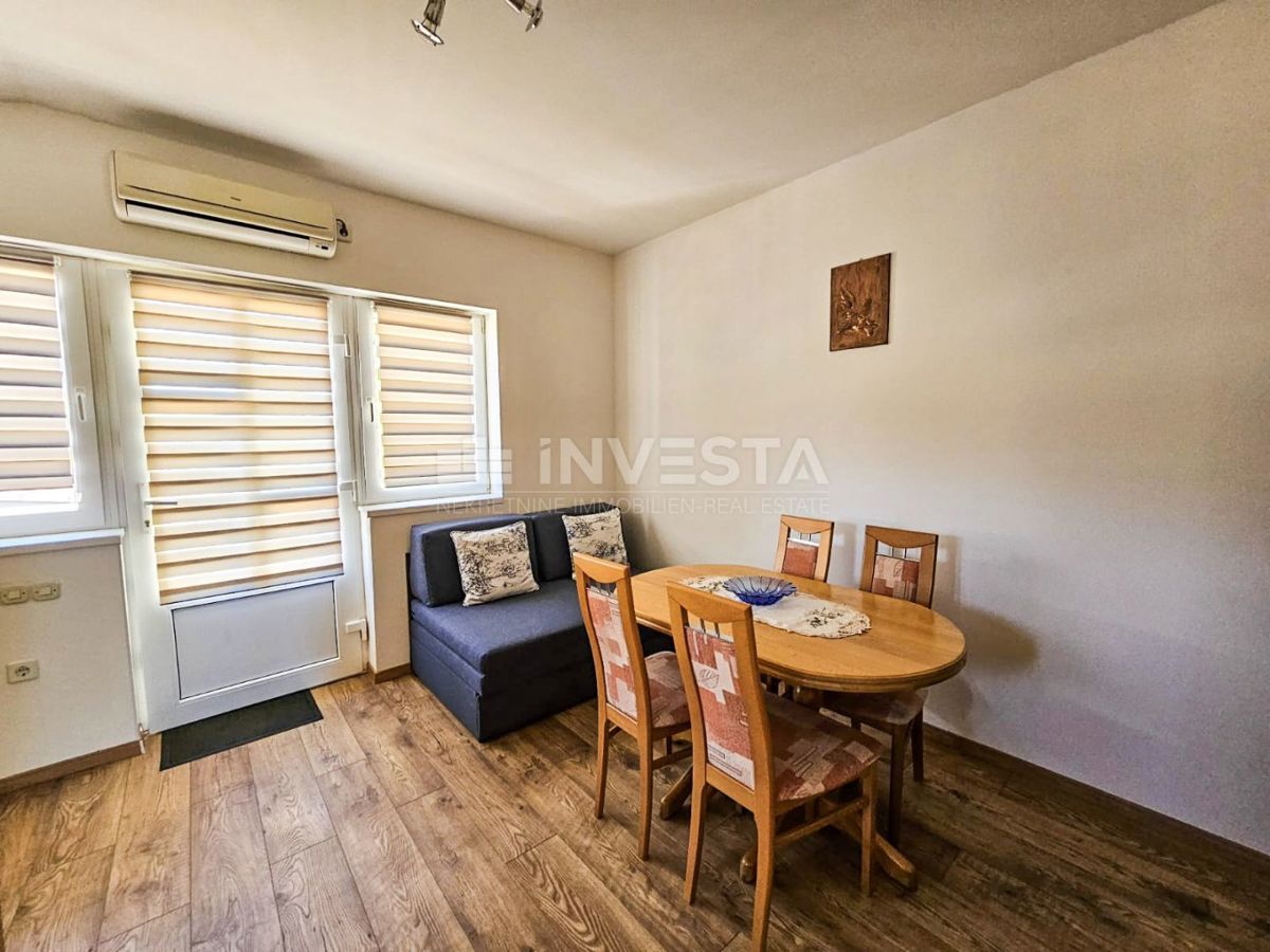 Pula, Štinjan, hiša z 2 apartmajema in vrtom, 1 km od morja