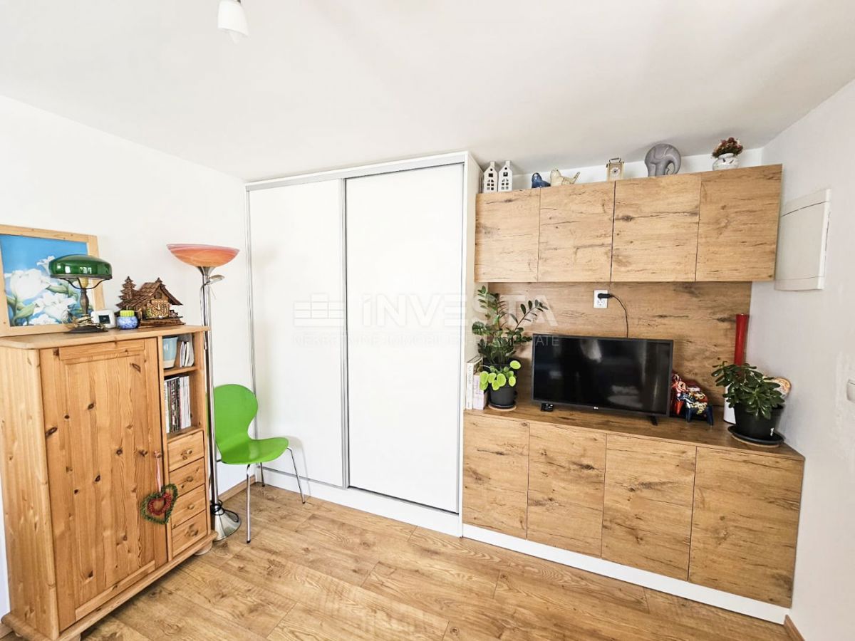 Pula, Štinjan, hiša z 2 apartmajema in vrtom, 1 km od morja