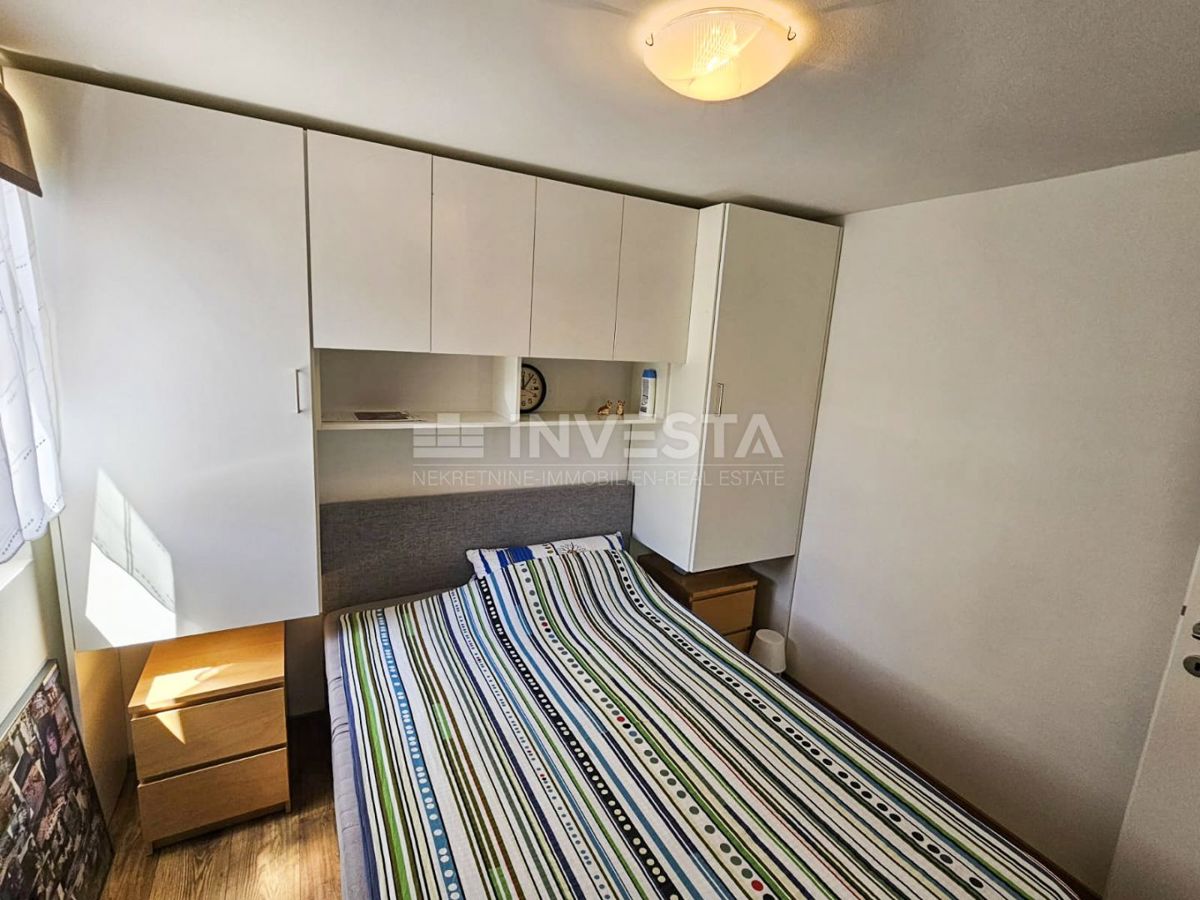Pula, Štinjan, hiša z 2 apartmajema in vrtom, 1 km od morja