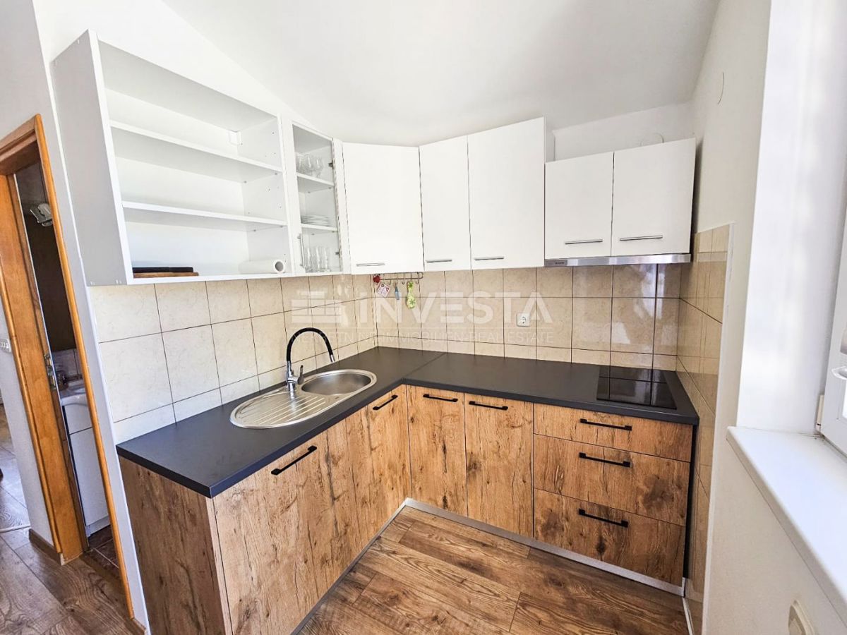 Pula, Štinjan, hiša z 2 apartmajema in vrtom, 1 km od morja