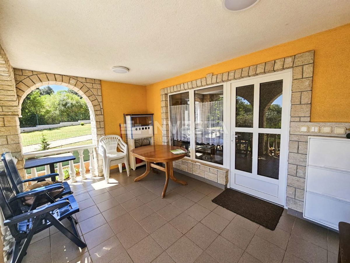 Pula, Štinjan, hiša z 2 apartmajema in vrtom, 1 km od morja