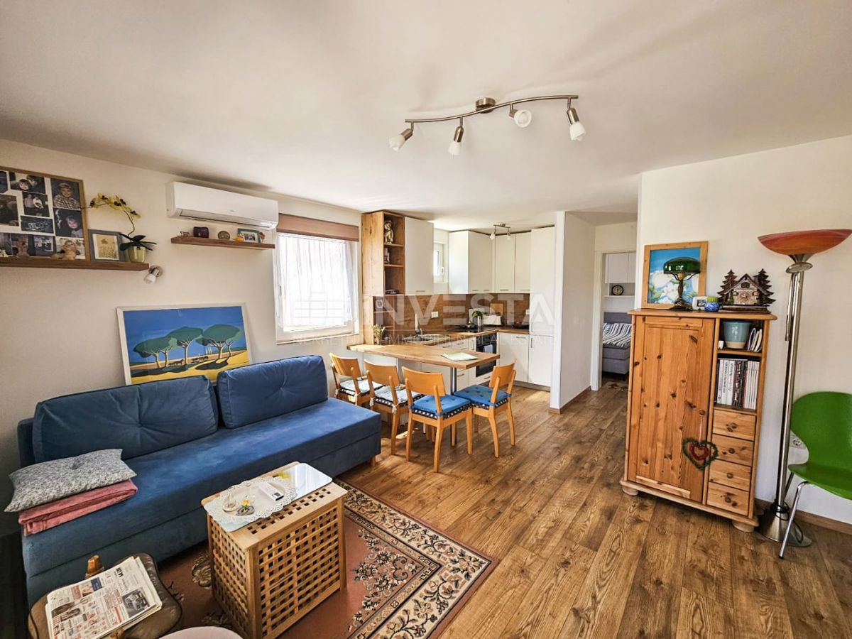 Pula, Štinjan, hiša z 2 apartmajema in vrtom, 1 km od morja