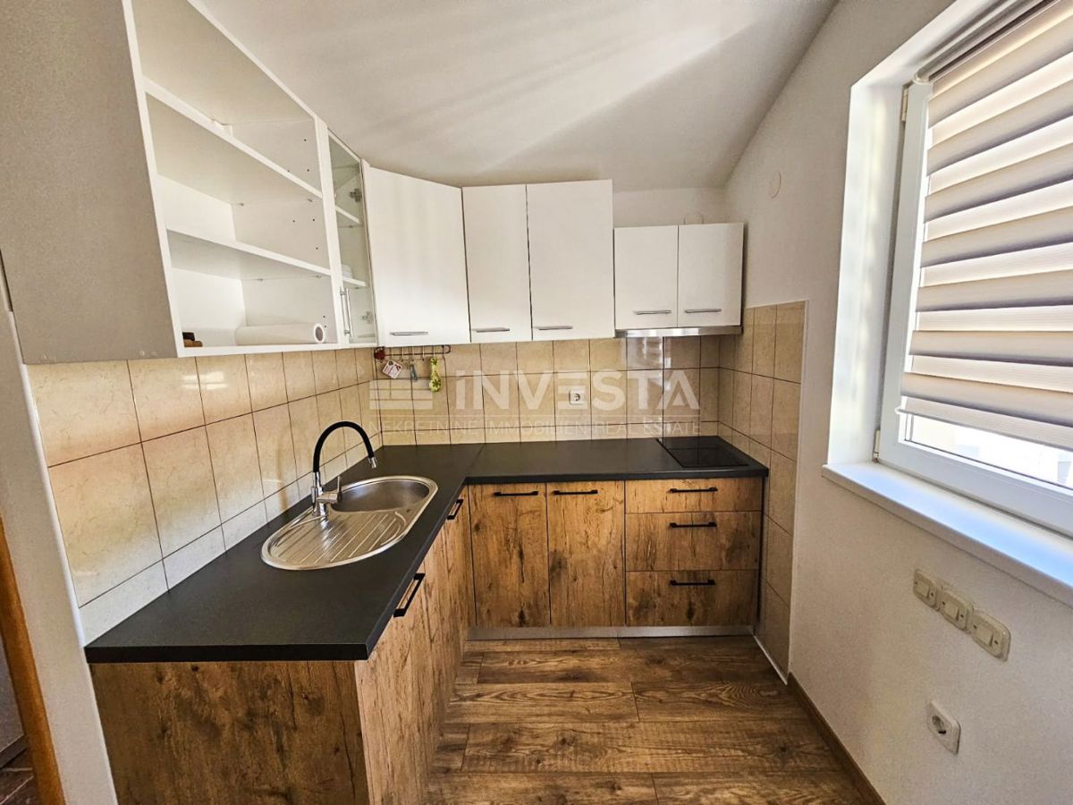 Pula, Štinjan, hiša z 2 apartmajema in vrtom, 1 km od morja
