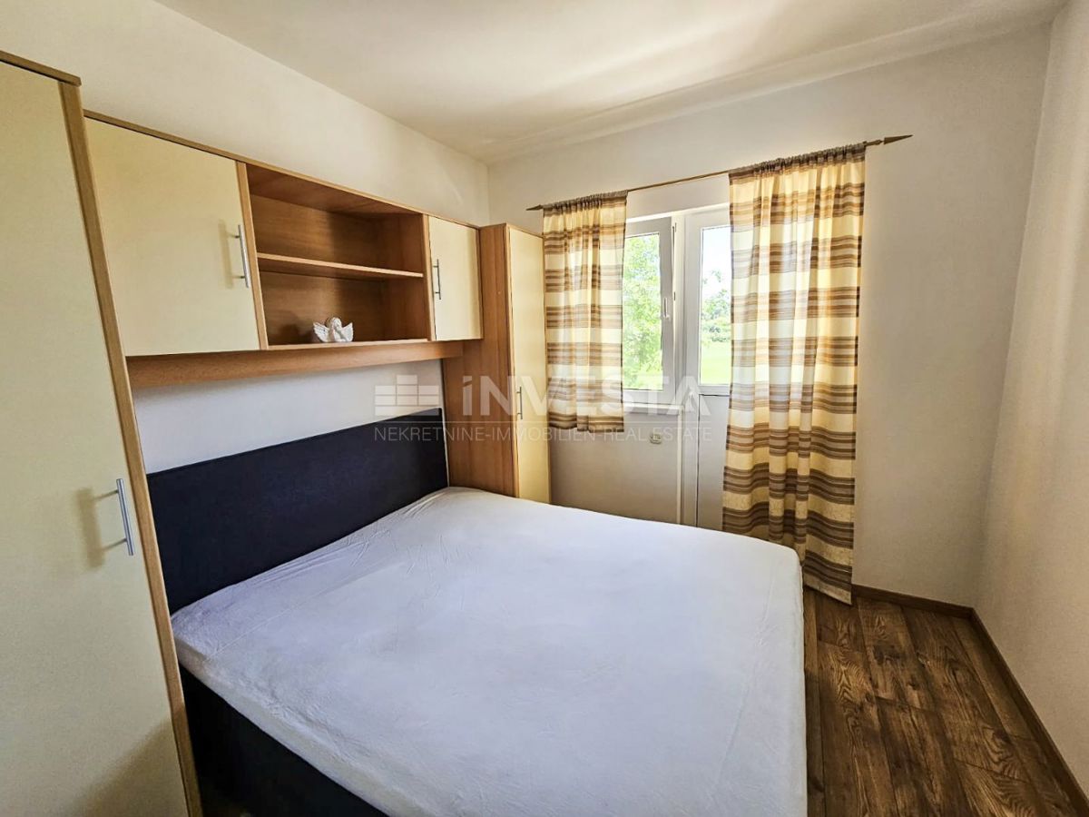 Pula, Štinjan, hiša z 2 apartmajema in vrtom, 1 km od morja