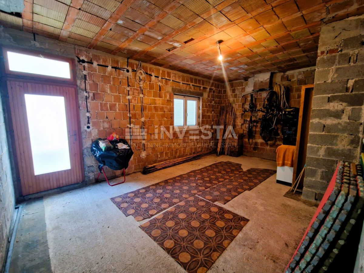 Hiša s 6 stanovanjskimi enotami – v bližini morja