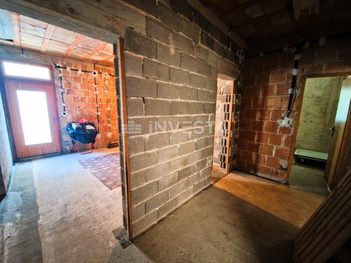 Hiša s 6 stanovanjskimi enotami – v bližini morja