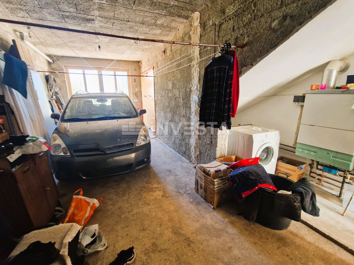 Hiša s 6 stanovanjskimi enotami – v bližini morja
