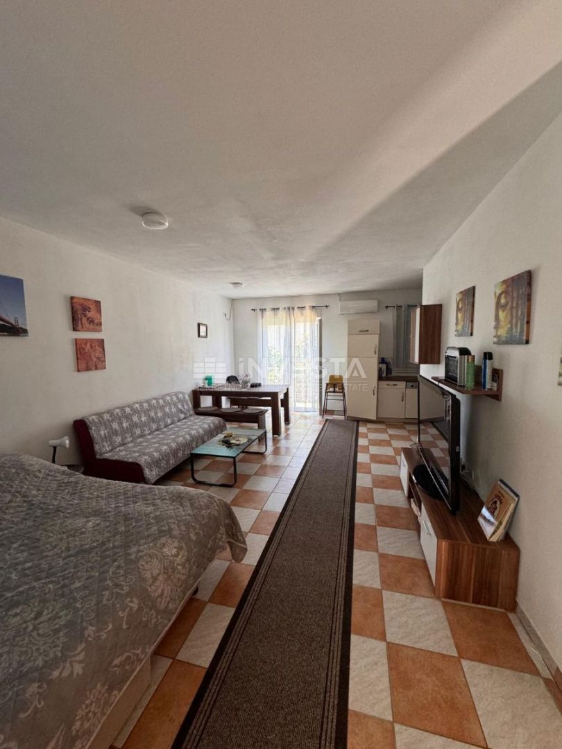 Hiša s tremi apartmaji v Fažani – 250 m od morja, idealna za bivanje in najem