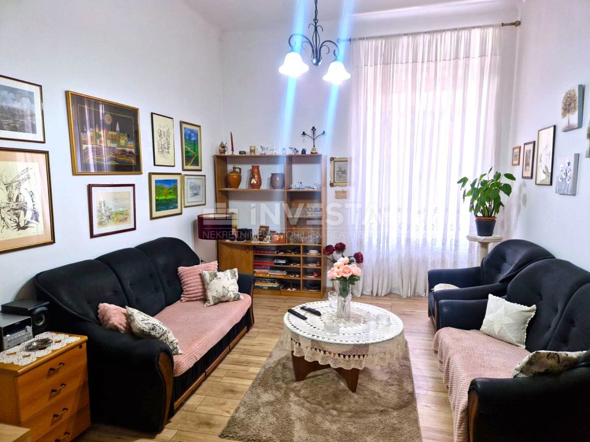 Visoko pritličje, trisobno stanovanje, v bližini centra