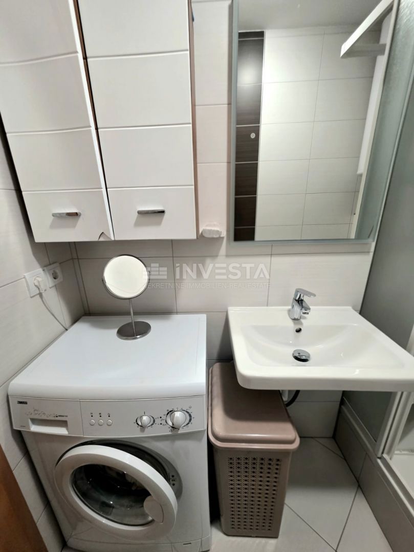 Barbariga, stanovanje v visokem pritličju z dvema spalnicama, 700 metrov od plaže